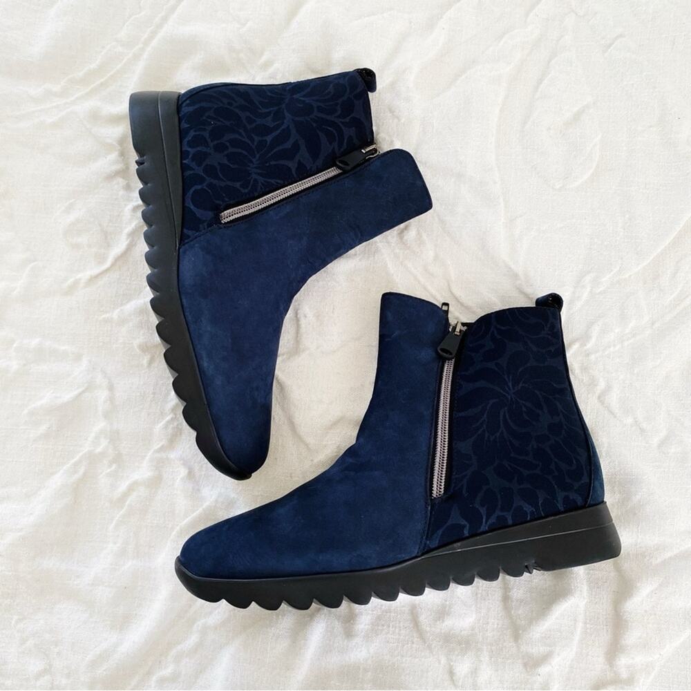 Munro Ashcroft Blue Nubuck Booties Size 8.5 New
